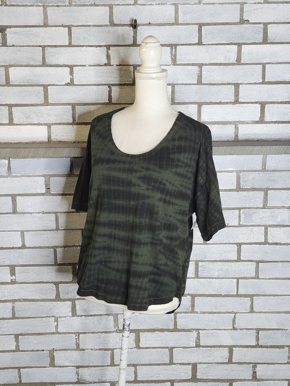• Athleta Organic Daily Commute T-Shirt XS NWOT Olive Green Tie Dye Short Sleeve